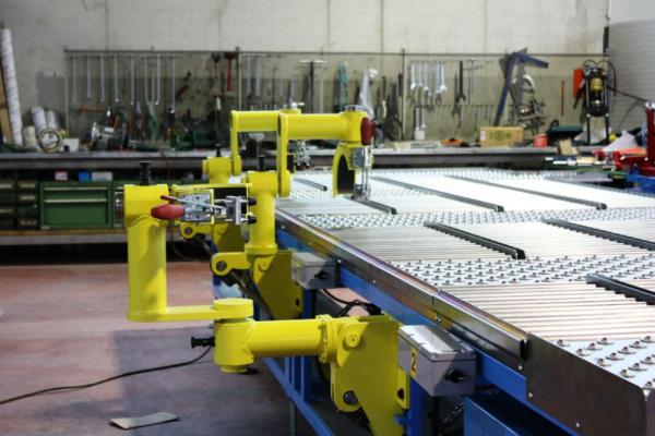 Linea semiautomatica di trasporto e manipolazione motori